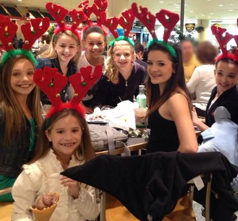 Maddie, Mackenzie, Chloe, Nia, Paige, Maddie and Kendall at an airport during the holiday season Dance Moms Group Photos, Dance Moms Christmas, Maddie And Kendall, Aldc Rares, Dance Moms Brooke, Maddie Mackenzie, Dance Moms Season 8, Dance Moms Group Dances, Chloe And Paige