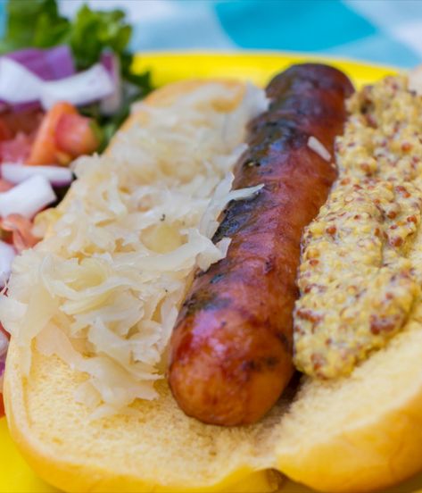 Typical of what you might find at hot dog carts along the streets of New York City—a simple topping of sauerkraut and spicy brown mustard (and maybe some sautéed onions) is all that’s needed here. Try your hand with these Street Dogs at your next grill-out. Best Chili Dogs Recipe, Chili Dog Recipes, Pizza Dogs, New York Street Food, Chili Dog Chili Recipe, Hot Dog Sauce Recipe, Hot Dog Party, College Recipes, Sauteed Onions