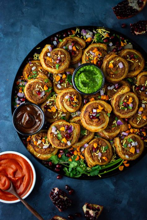 Easy dabeli/samosa pinwheels (baked/air fried) Indian Party Dessert Ideas, Diwali Appetizers Indian Easy, Diwali Snacks Ideas, Pinwheels Baked, Samosa Pinwheels, Indian Starters, Easy Indian Appetizers, Veg Starters, Indian Thanksgiving