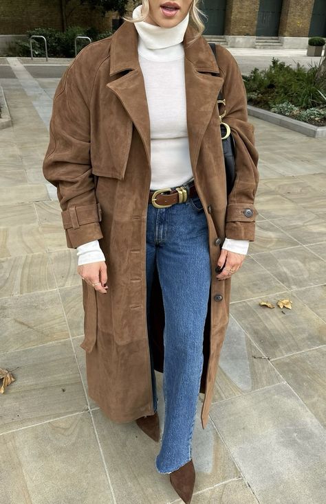 Long Coat Outfits, Brown Coat Outfit, Suede Boots Outfit, Coat Outfit Ideas, Winter Layering Outfits, Long Suede Coat, Brown Boots Outfit, Long Coat Outfit, Classy Fall Outfits