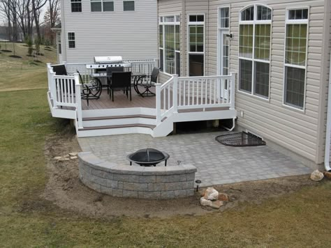 Small Brick Patio, Deck And Patio, Backyard Patio Deck, Concrete Patios, Patio Deck Designs, Deck Designs Backyard, Backyard Pergola, Backyard Porch, Patio Diy