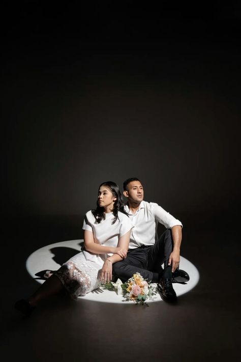 Prewedding Studio, Projector Photography, Prewedding Ideas, Studio Maternity Photos, Monochrome Aesthetic, Foto Wedding, Pre Wedding Shoot Ideas, Wedding Pose, Studio Maternity