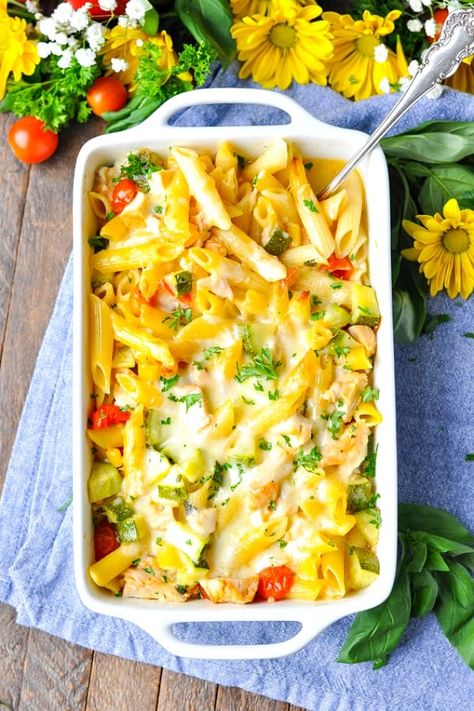 Dump-and-Bake Summer Pasta with Corn, Zucchini, Tomatoes, and Chicken is an easy and healthy dinner recipe! Pasta With Corn, Tomatoes And Chicken, Zucchini Dinner, Corn Zucchini, Corn Chicken, Healthy Dinner Recipe, Baked Pasta, Baked Pasta Recipes, Zucchini Pasta