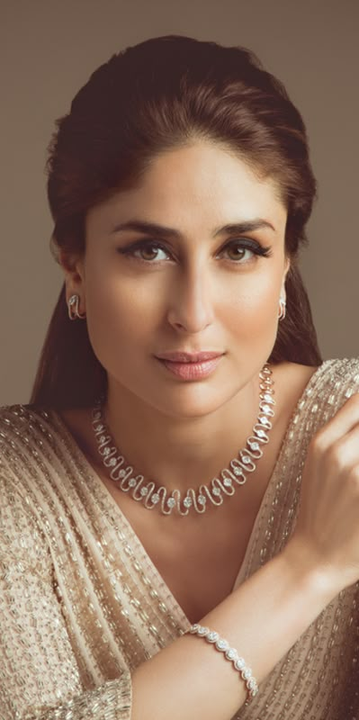 Kareena sparkles from every angle with jewellery from Malabar Gold and Diamonds! Karina Kapoor, Kareena Kapoor Khan, Gold Jewelry Simple, India Jewelry, Kareena Kapoor, Diamond Necklaces, Bollywood Stars, Bollywood Celebrities, Deepika Padukone