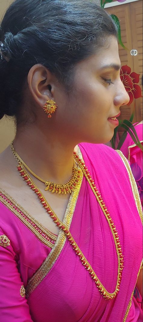 Simple Coral Necklace Indian Gold, Kasu Chandbali Earrings Gold, Coral Studs In Gold Indian, Pavalam Necklace, Less Weight Gold Jewellery, Coral Gold Chain Designs, Pavalam Gold Chain, Simple Gold Jewellery Design, Pagadam Jewellery Necklace