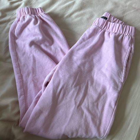 Pink Sweatpants Aesthetic, Brandy Melville Sweatpants, Rosa Sweatpants, Brandy Melville Pants, Pink Sweatpants, Bubble Gum Pink, Birthday List, Pink Pants, Bubblegum Pink