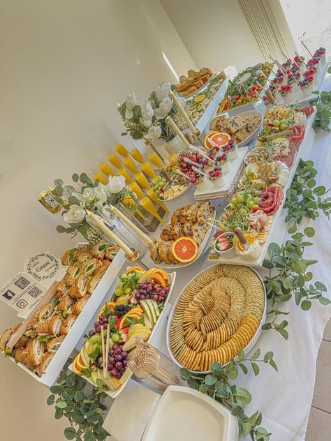 Baby Shower Brunch Food Ideas, Baby Shower Brunch Ideas, Shower Brunch Ideas, Brunch Food Ideas, Baby Shower Brunch Food, Food Display Table, Amazing Food Platters, Decoration Buffet, Baby Shower Menu