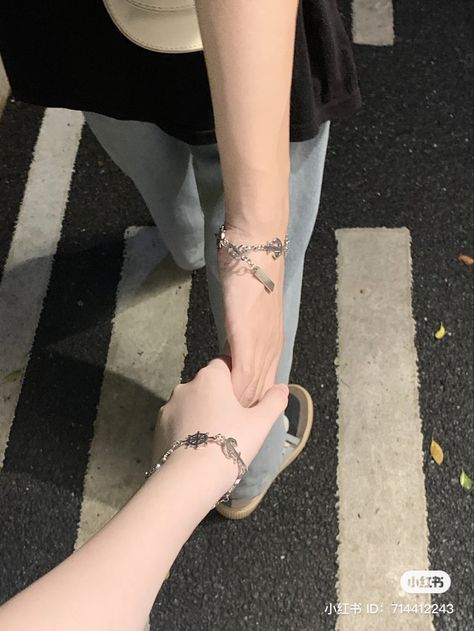 Couple Ullzang, Uzzlang Couple Holding Hands, Holding Hands Aesthetic, Ulzzang Couple Hugging Aesthetic, Cuople Ullzang Cute, Couple Goal Ullzang, Couple Holding Hands, Ulzzang Couple, Korean Couple