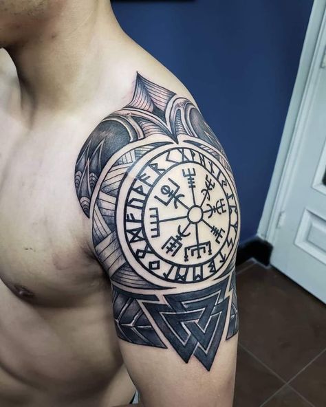 Viking Shoulder Tattoo Men, Pauldron Tattoo, Wanderlust Tattoos, Celtic Sleeve Tattoos, Viking Tattoos For Men, Stammestattoo Designs, Tattoos Masculinas, Scandinavian Tattoo, Viking Tattoo Symbol