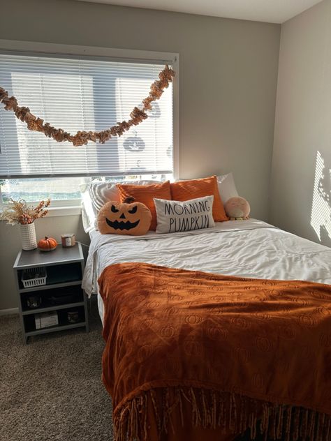 Fall Room Ideas, Seasonal Room Decor, Fall Apartment, Fall Apartment Decor, Holiday Room Decor, Seasonal Room, Halloween Bedroom Decor, Autumn Room, Holiday Bedroom