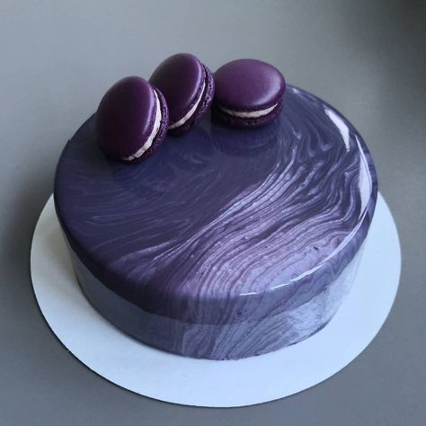 Purple Cake For Men, Dark Purple Cake Aesthetic, Dark Purple Birthday Cake, Dark Purple Cake, Cake With Macarons, Aesthetic Reference, Raspberry Macarons, Violet Cakes, Glaze Cake