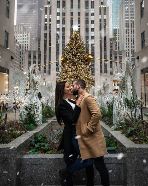 Quoi faire à New York à Noël ? Le sapin du Rockefeller Center. Photography Infographic, Christmas Engagement Photos, New York Noel, Christmas Couple Photos, Engagement Photos Nyc, Christmas Couple Pictures, Christmas Nyc, Rockefeller Center Christmas, Nyc Holidays