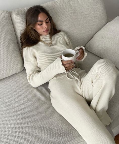 Cozy At Home Outfits, Lounge Wear Aesthetic, Feminine Loungewear, Aesthetic Loungewear, Home Style Outfit, Loungewear Aesthetic, Classy Loungewear, Elegant Loungewear, Chic Loungewear