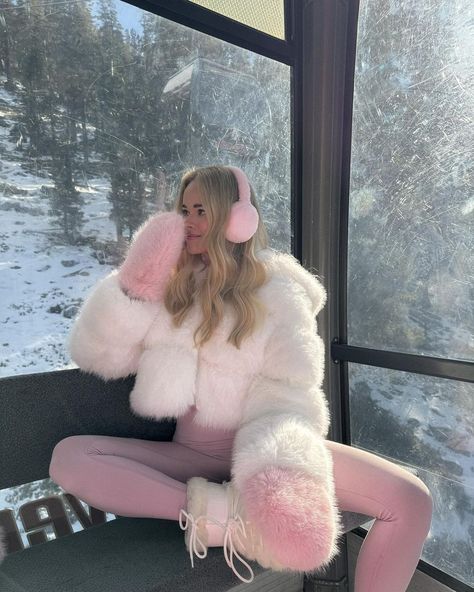 Jess Noonan (@jessnoons) • Fotos y videos de Instagram Two Braids Outfit Winter, Pink Snow Outfits For Women, White And Pink Winter Outfit, Pink Ski Aesthetic, Winter Clothes Aesthetic Snow, Valentines Themed Outfit, Pink Cold Weather Outfit, Snow Bunny Aesthetic Outfits, Snow Day Fits