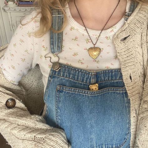 Overall Outfits for Fall or any season. Pretty Jewelry. Cardigan Oufits. Coquette Girl Aesthetic Estilo Hippy, Rory Gilmore, Mode Inspo, Mode Vintage, Cute Fits, Mode Inspiration, Looks Vintage, Aesthetic Outfits, Outfits Casuales