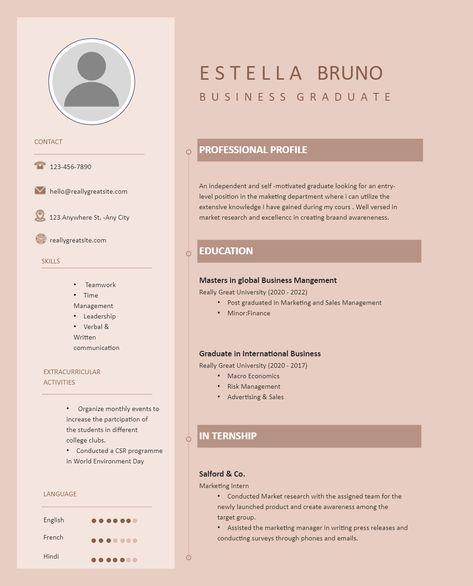 A clean and uncluttered design is typical of this minimalist academic resume. This allows you to concentrate on the important information. It takes time to create a minimalist resume from scratch. A minimalist resume template is a better option. The main benefit of using a template is that it already includes all necessary sections. So all you have to do now is enter your information. Simple Header, Academic Resume, Resume Form, Minimalist Resume Template, Job Resume Template, Minimalist Resume, Ui Components, Resume Maker, Job Resume