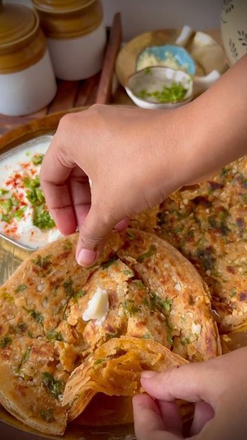 Foodklick on Instagram: "✨ Chur Chur Garlic Paratha ✨ If you are fan of parathas and love garlic then you gotta try this crispy, flaky parathas.😊 . . . #paratha #lachhaparatha #indianfood #breakfast #brunch #lunch #breakfastrecipes #reel #reelsinstagram #reelsvideo #reelsindia #reelsinsta #reelitfeelit #reelit #easyrecipes #foodheaven #foodgram #igreels #foodreels #foodstyling #foodstagram #reelsviral #reelkarofeelkaro" Garlic Paratha Recipe, Paratha Roll Recipe, Garlic Paratha, Cooking With Ghee, Paratha Roll, Carom Seeds, Sprinkle Salt, Paratha Recipes, Coriander Leaves