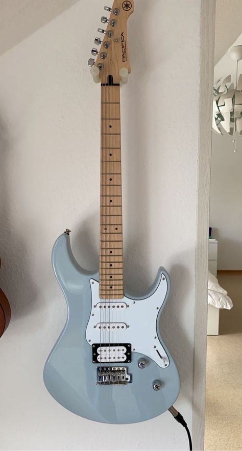 Blue Bass Guitar Aesthetic, Music Guitar Aesthetic, Pastel Guitar, Blue Stratocaster, Gitar Vintage, Aesthetic Band, Aesthetic Guitar, Guitar Light, Guitar Aesthetic