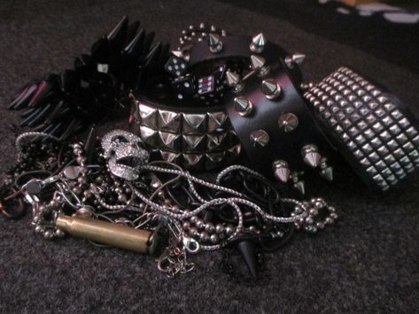 Metalhead Belt, Mall Goth Aesthetic Wallpaper, Y2k Goth Aesthetic, Dark Punk, Scene Emo, Estilo Punk, Studded Belt, Emo Scene, Mall Goth