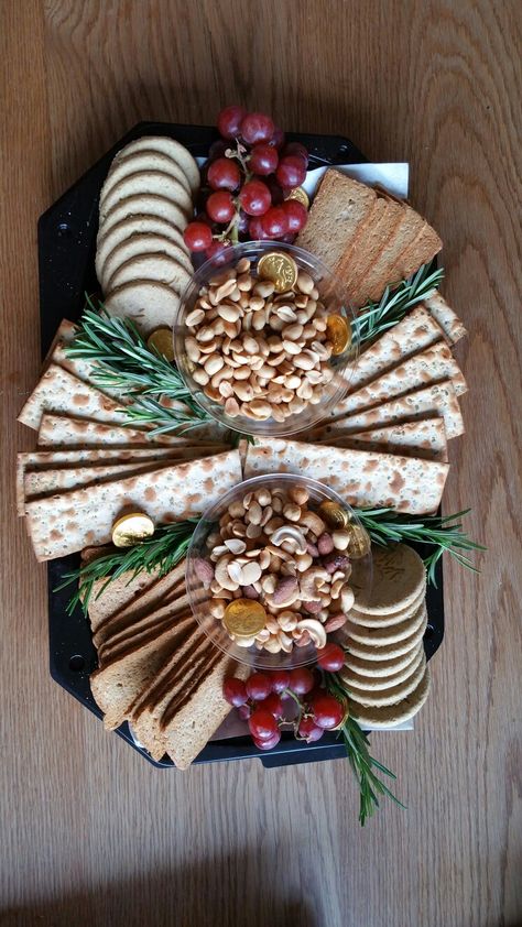 Christmas cracker cheese biscuit platter Cracker Platter Ideas, Biscuit Platter, Christmas Platters, Cracker Tray, Cheese Biscuit, Christmas Platter, Christmas Cracker, Cheese Biscuits, Grazing Table