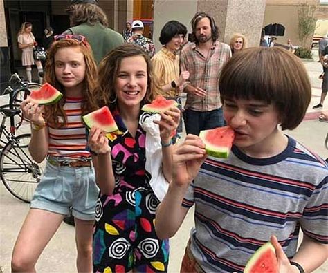 Millie Bobby Brown And Sadie, Eleven Stranger Things, Stranger Things Wallpaper, Sadie Sink, Bobby Brown, Millie Bobby Brown, No Se, Stranger Things, We Heart It