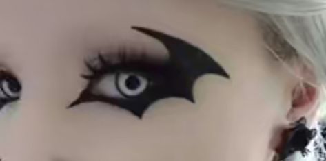 Bat Eyeliner, Goth Eyeliner, Bat Makeup, Eyeliner Inspiration, Goth Eye Makeup, Eyeliner Designs, Makeup Drawing, Halloween Eye Makeup, Graphic Makeup