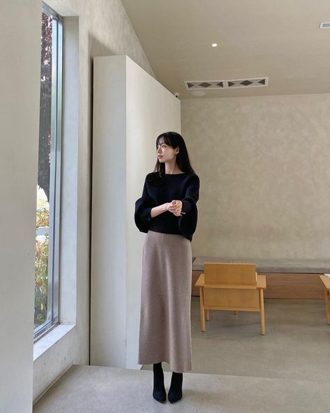 Asian Modest Outfit, Office Outfits Women Modest, Korean Teacher Aesthetic, Japanese Classic Fashion, Japanese Office Fashion, Minimal Korean Fashion, Japanese Fall Outfits, Korean Teacher Outfits, Architect Outfit Women