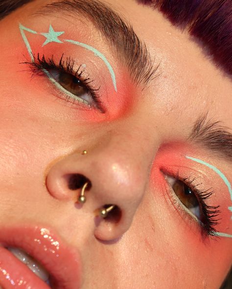 Abstract Eyeshadow, Colourful Eyeliner Looks, Fun Graphic Liner, Euphoria Eyeliner, Weird Eyeliner, Funky Eye Makeup, Graphic Liner Hooded Eyes, Artistic Eye Makeup, Funky Makeup Looks