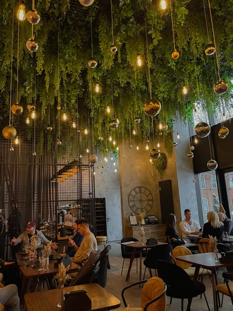 Greenery Restaurant Design, Plant Ceiling Decor Restaurant, Garden Themed Restaurant, Jungle Bar Design, Restraunt Interior Design Ideas, Restaurant Greenery, Indoor Garden Cafe, Tropical Restaurant Design, Vegan Restaurant Design