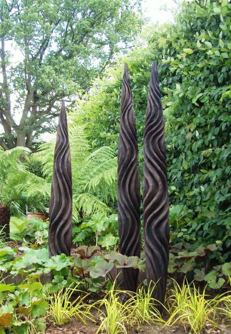 Tree Sculpture Outdoor, Sculpture Landscape, Garden Totem, Deck Backyard, Garden Totems, Wooden Deck, Deco Nature, Pottery Inspiration, Tree Carving