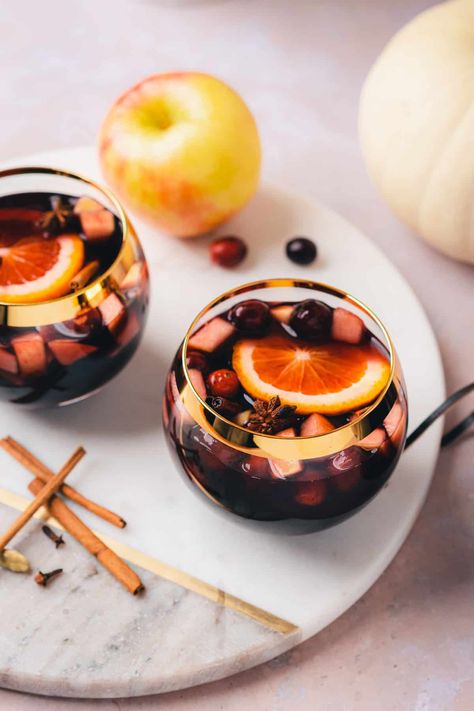 Bourbon Sangria Recipes, Sangria With Bourbon, Fall Sangria Recipes Red, Whiskey Sangria, Bourbon Sangria, Red Wine Sangria Recipe, Wine Sangria Recipe, Fall Sangria Recipes, Red Sangria Recipes