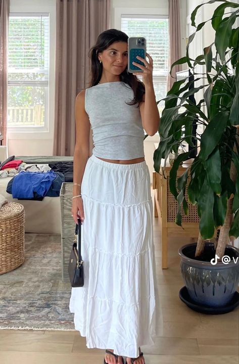 Long Skirts With Belts, White Cotton Skirt Outfit Summer, White Button Down Skirt Outfits, White Peasant Skirt Outfit, Outfit With Long White Skirt, Long White Ruffle Skirt, Long White Skirt Outfit Winter, White Maxi Skirt Outfit Winter, Guatemala Outfits Ideas