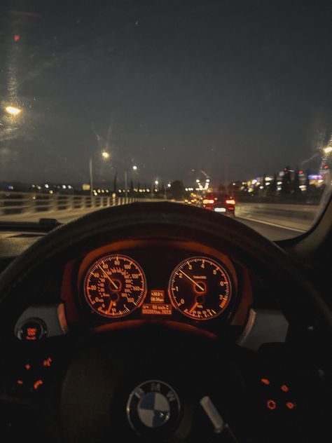 Hand On Wheel Car Aesthetic, Bmw Aesthetic Night, Aesthetic Bmw, Night Drive Aesthetic, Drive Aesthetic, Bmw Girl, Pretty Views, Girls Driving, Bmw Wheels