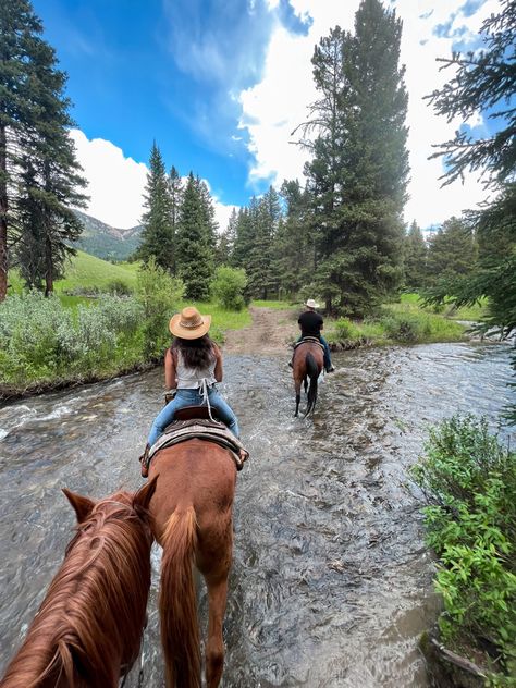 Spring Hiking Outfits, Foto Cowgirl, Hiking Outfits, Spring Hiking, Between Two Worlds, Western Life, Cowgirl Aesthetic, Horse Aesthetic, Adventure Aesthetic