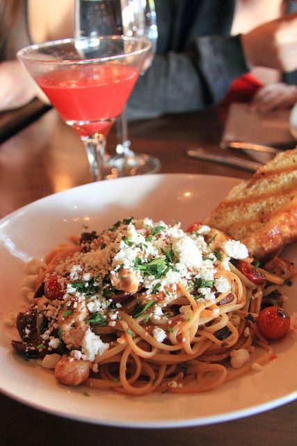 Earl's Chicken Mediterranean Linguini Recipe. Have had this at Earl's and will be attempting to make it at home this week! Earls Copycat Recipes, Earls Restaurant Recipes, Earls Recipes, Moustache Cake, Chicken Mediterranean, Linguine Recipes, Mediterranean Pasta, Mediterranean Chicken, Mediterranean Dishes