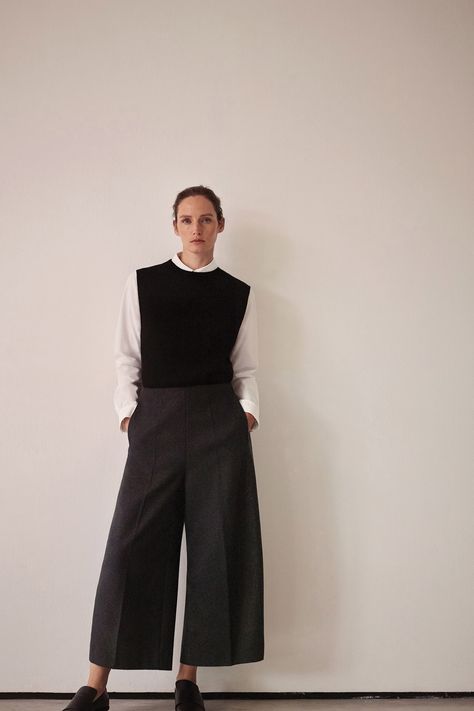 Black Office Outfits Women, Work Styles For Women, Minimalist Work Outfit, Cos Style, Work Staples, Cos Clothing, Cos Outfit, Cos Fashion, Knit Vest Outfit