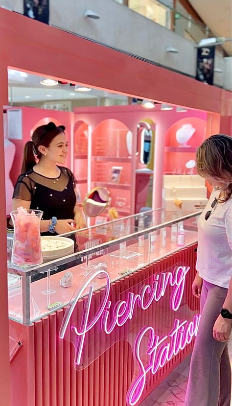 Piercing Salon Design, Piercing Booth Ideas, Jewellery Booth Design, Piercing Studio Decor, Piercing Studio Ideas, Piercing Studio Interior, Piercing Display, Makeup Bar, Pink Store