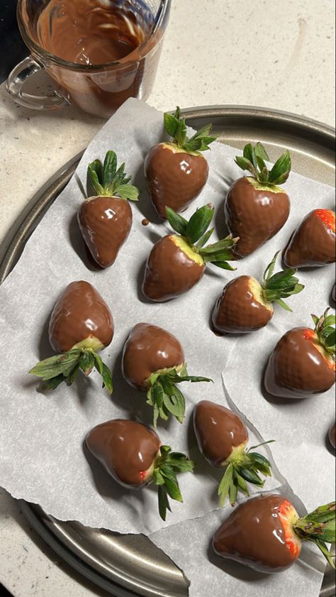 Chocolate Strawberry Aesthetic, Chocolate Covered Strawberries Aesthetic, Spiritual Girl Aesthetic, Strawberries Aesthetic, Wallpaper Wellness, Choco Strawberry, Soft Life Aesthetic, Boston Aesthetic, Aesthetic Pilates