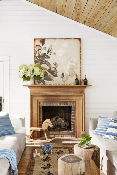 fireplace mantel ideas antique wood Mantel Ideas Fireplace, Wood Fireplace Surrounds, Fireplace Mantel Designs, Cottage Fireplace, Living Room Fireplace, Mantel Design, Real Estat, Fireplace Mantel Decor, Farmhouse Fireplace