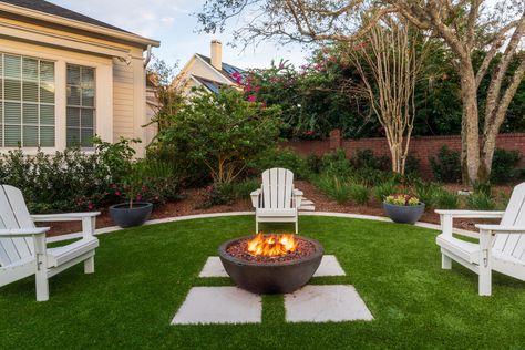 Artificial Turf Around Fire Pit, Fire Pit Grass Area, Turf Fire Pit Area, Fire Pit On Turf, Fire Pit In Grass Area, Fire Pit On Grass Backyard Ideas, Grass Fire Pit Area, Backyard Grass Seating Area, Artificial Grass Front Yard