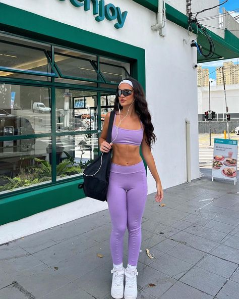 Purple Sporty Outfit, Gym Glamour Outfit, Purple Fitness Aesthetic, Yoga Mom Outfit, Purple Gym Outfit, Workout Outfits Aesthetic, Amazon Workout Clothes, Club Pilates, Gym Ootd