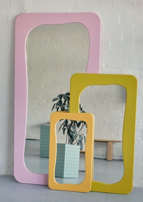 Creative Mirror Frame Ideas, Room Ideas Green, Mirror Frame Ideas, Beauty Bar Salon, Blob Mirrors, Creative Mirror, Spiegel Diy, Funky Mirrors, Decorative Bathroom Mirrors