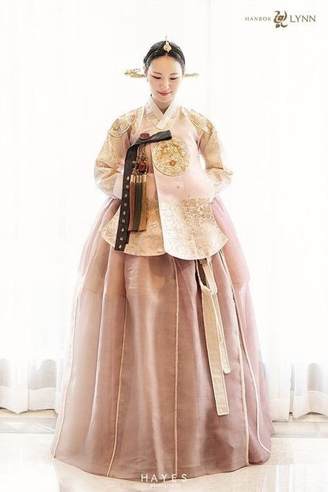 Hanbok Traditional Royal, Korean Traditional Dress Hanbok, Cultural Clothes, Hanbok Traditional, Traditional Asian Dress, Korean Traditional Clothing, Photo Concept, Korean Traditional Dress, Modern Hanbok