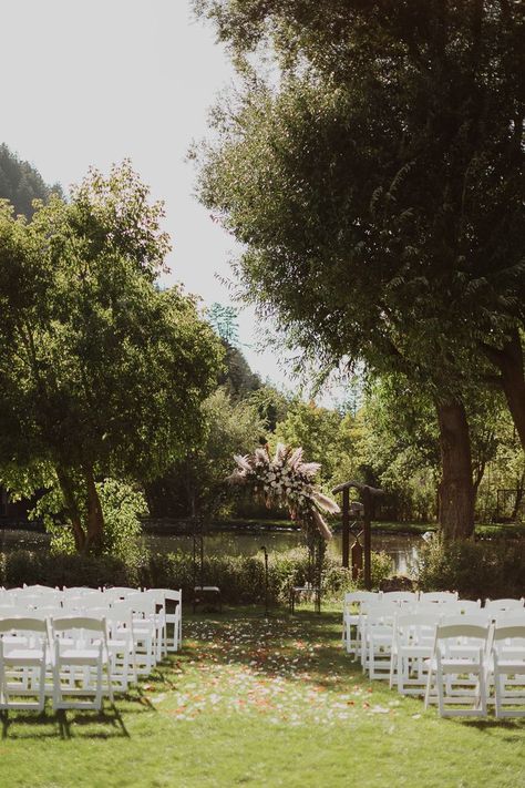 Neutral earthy wedding ceremony inspiration in Salt Lake City wedding | Image by Tressa Wixom Photography Utah Wedding Venues Outdoor, Farmhouse Wedding Venue, Summer Wedding Venues, Fall Mountain Wedding, Mountain And Forest, Salt Lake City Wedding, Wedding Venues Utah, Earthy Wedding, Utah Mountains