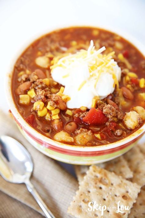 Super easy taco soup recipe that needs only 5 cans of vegetables, a pound of ground beef and two seasoning packets.. Great for pressure cooker or crock pot! Soup With Hominy, Can Taco Soup, Cold Weather Soup Recipes, Slow Cooker Chili Easy, Layered Taco, Taco Soup Recipe Easy, Taco Dip Recipe, Nacho Dip, Easy Taco Soup