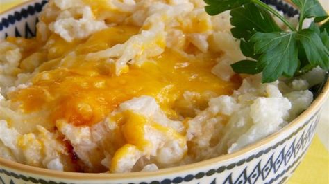 Mix steamed and mashed cauliflower with cream cheese, sour cream, Cheddar cheese, and Parmesan cheese for this cheesy mashed potato replacement side dish. Carb Free Lunch, Low Carb Cauliflower Recipes, Keto Cauliflower Recipes, Baked Cauliflower Recipe, Pescatarian Lifestyle, Twice Baked Cauliflower, Cauliflower Side Dish, Garlic Mashed Cauliflower, Mashed Cauliflower Recipe