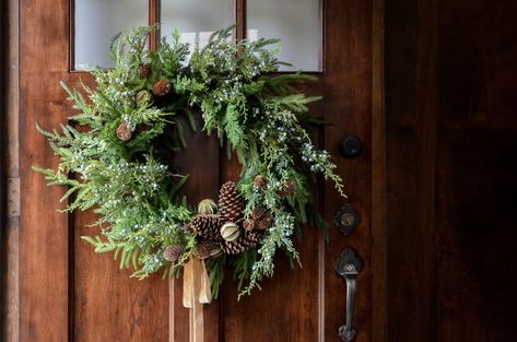 Christmas Garland and Holiday Decorations at Afloral – Afloral.com Door For Christmas, Natal Natural, Cedar Wreath, Norfolk Pine, Faux Christmas, Holiday Mantel, Holiday Greenery, Natural Wreath, Evergreen Wreath