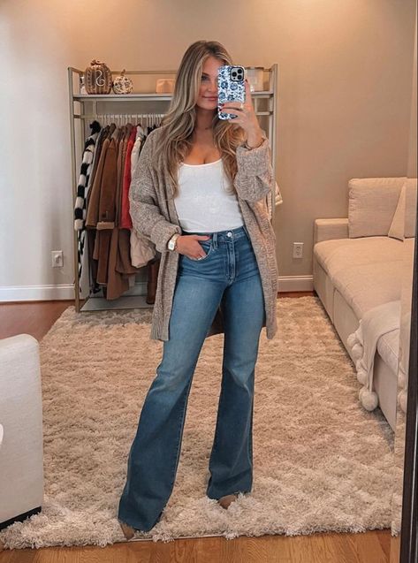 Western Fashion Outfits Winter, Flare Jeans Outfit Business Casual, Southern Womens Fashion, Work Western Outfits Women, Nashville Jeans Outfit, Southern Women Outfits, Western Style Fashion, Recruiter Outfits, Bellbottom Jeans Outfit