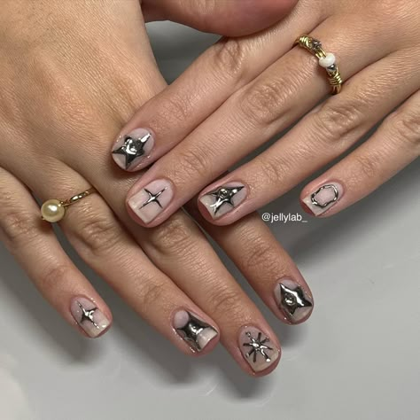 Natural Nails Short Designs, Edgy Short Nails, Short Edgy Nails, Grunge Nails Short, Chrome Star Nails, Daisy Acrylic Nails, Chrome Star, Star Nail, Mens Nails