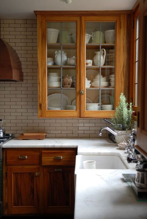 stained wood white countertops and white counters. Would also be nice with a soft/ off white quartz counter Stained Wood Cabinets, Cozy Cottage Kitchen, Kitchen Dark, White Quartz Counter, Outdoor Kitchen Countertops, Farmhouse Sinks, White Counters, Decor Eclectic, Cottage Kitchens